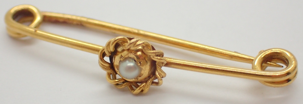 15ct gold bar brooch set with a single pearl 2.