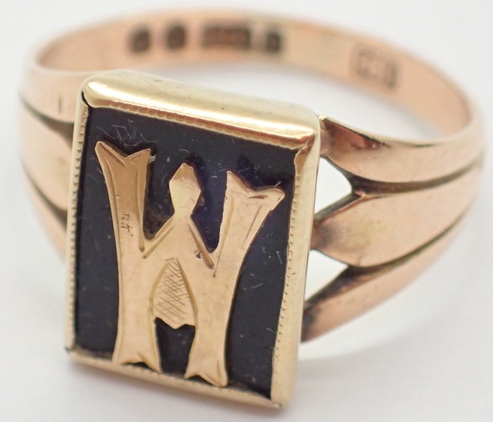 Victorian 9ct gold mourning ring displaying the initial W against a black onyx / jet panel size L 2.