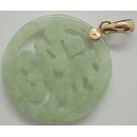 14ct gold mounted carved jadeite pendant D: 22 mm approximately