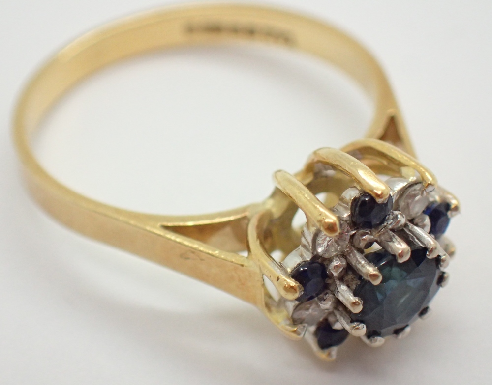 18ct gold sapphire and diamond cluster ring size O 3.