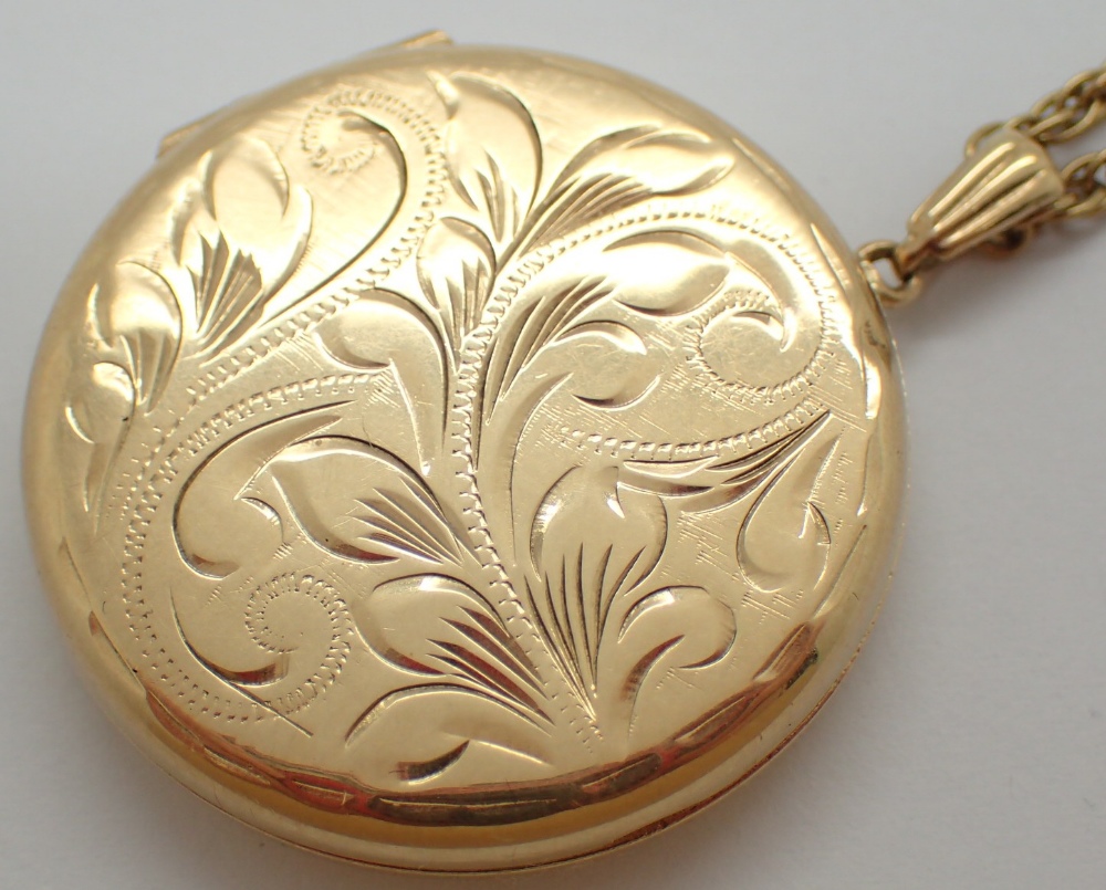 9ct gold large locket on a 9ct chain 18.