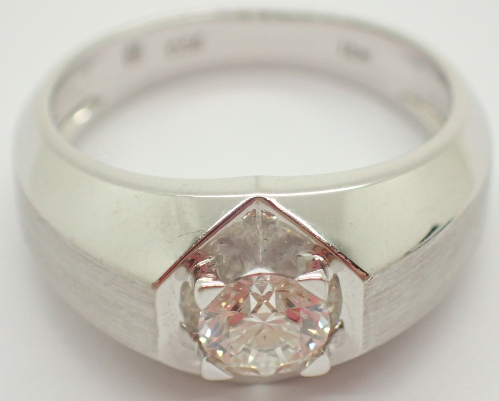 New old stock 18ct white gold unisex 0.56 ct diamond solitaire ring size O RRP £5000.00+ 5.