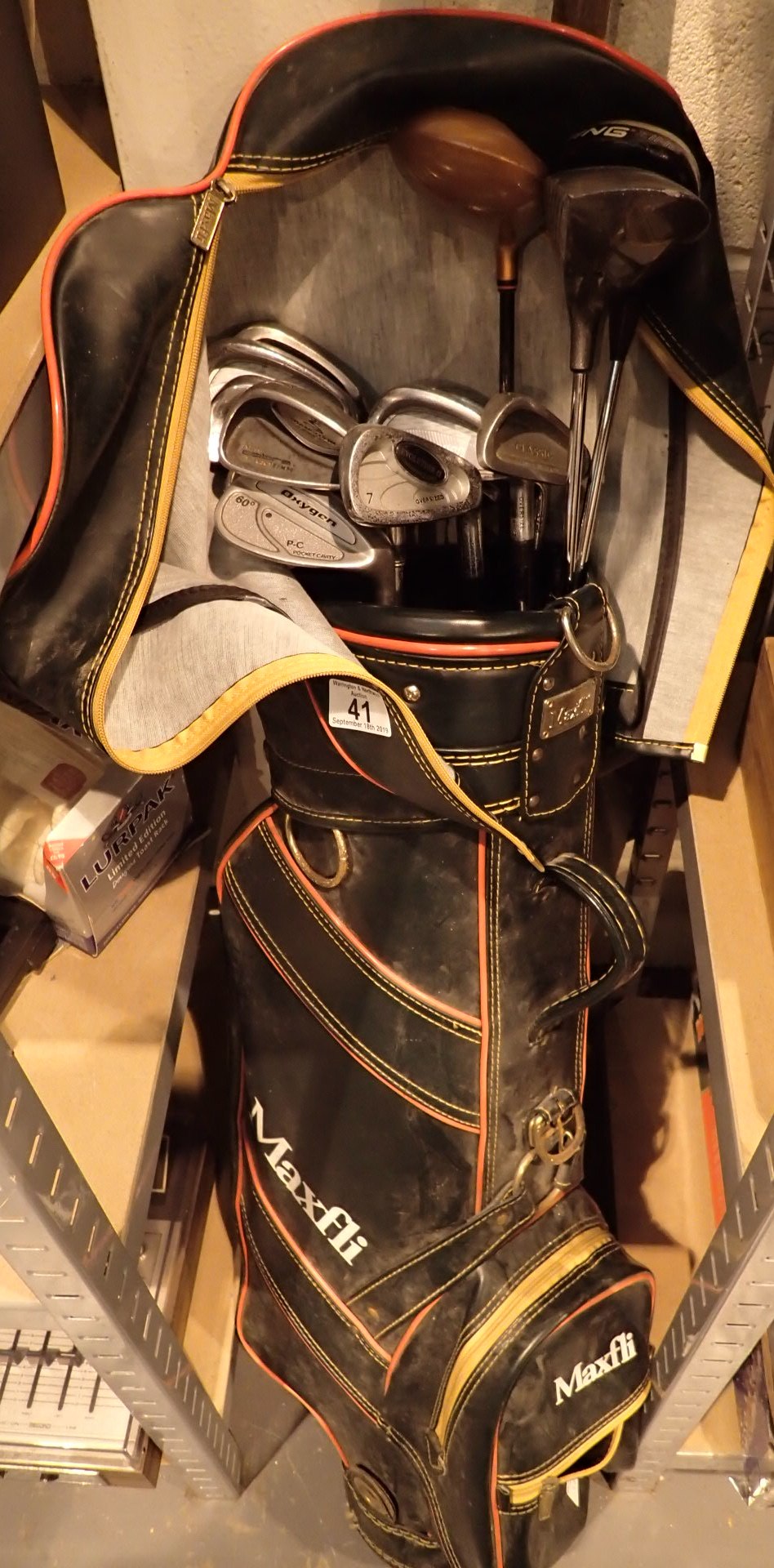 Maxfli golf bag with clubs