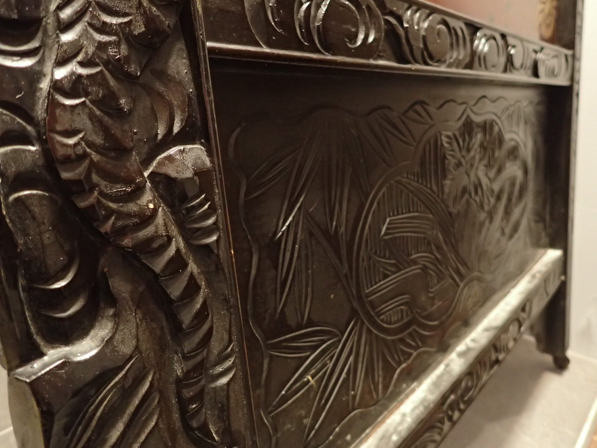 Large folding heavily carved Oriental sc - Image 6 of 6