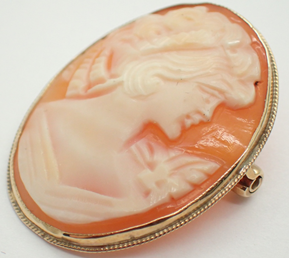 Hallmarked 9ct yellow gold mounted cameo brooch