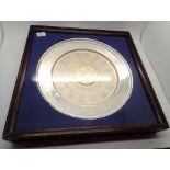 The Queens Silver Jubilee 1952 - 1977 framed and glazed hallmarked silver plate D: 27 cm 574g