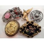 Tray of mixed metal brooches including Scottish hardstone examples