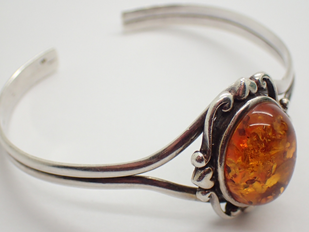 Silver cabochon oval amber set bangle