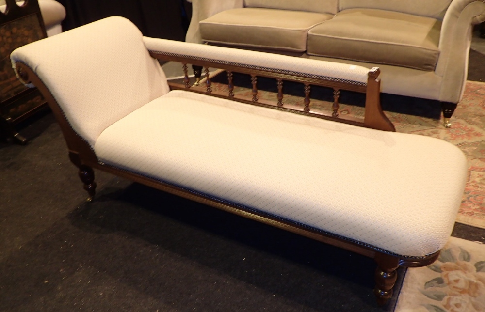 Contemporary chaise longue upholstered in cream fabric