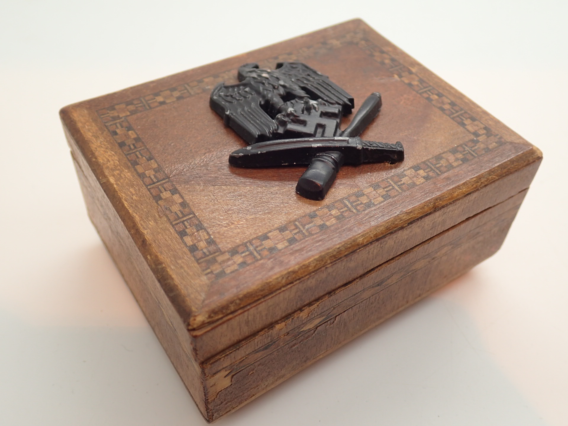 Inlaid small trinket box with General As