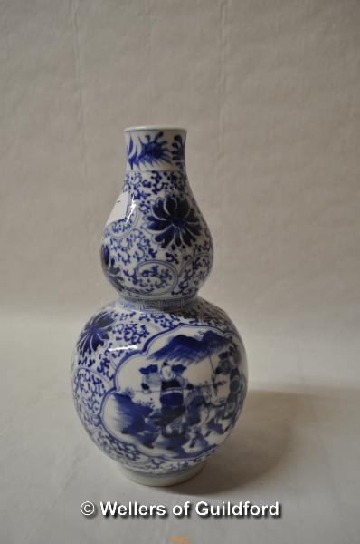 A Chinese blue and white double gourd vase decorated with warriors on horseback, 20cm.