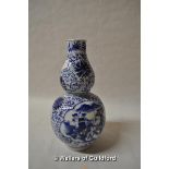 A Chinese blue and white double gourd vase decorated with warriors on horseback, 20cm.