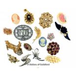 17 Brooches,costume jewellery 212.7g