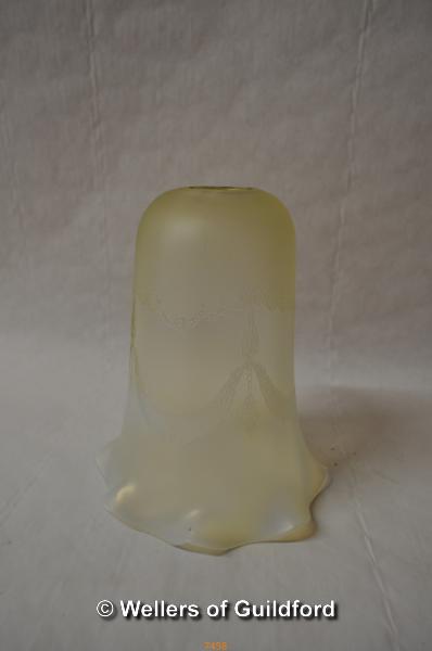 *Vaseline glass bell-shape shade with ruffle rim, 15cm tall (Lot subject to VAT)