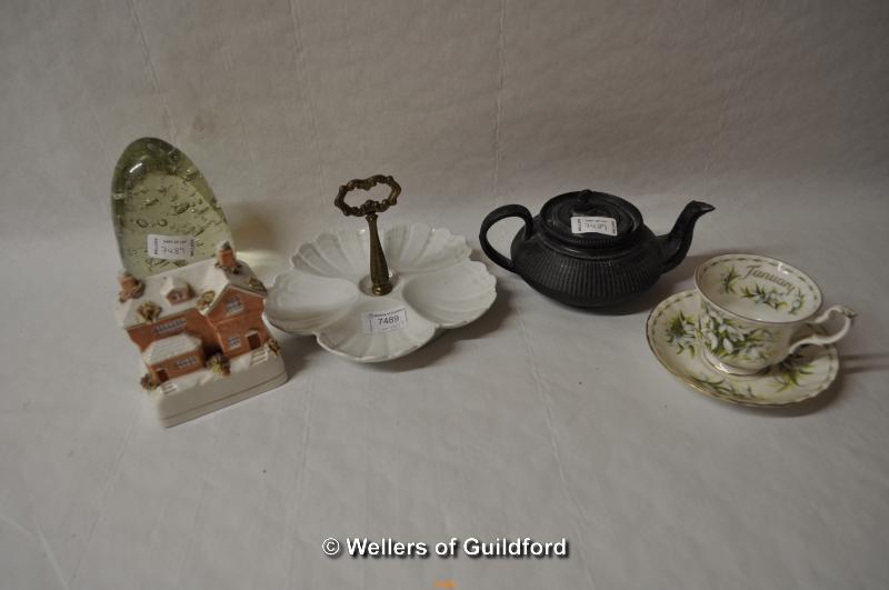 Limoges porcelain scallop shell hor's d'oeuvre dish; black basalt ware teapot and lid; bubble