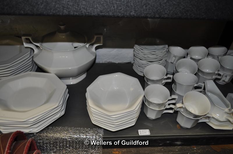 A large quantity of Johnson's Heritage china dinner and tea wares. - Bild 3 aus 3