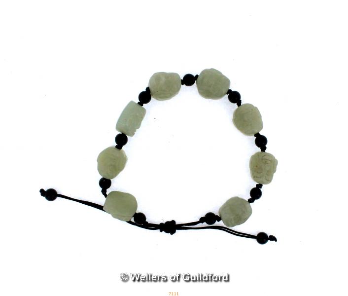 A chinese jade bead bracelet having carved buddha figure heads, 32.7g