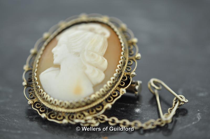 A 9ct yellow gold oval cameo portrait brooch,6.2g