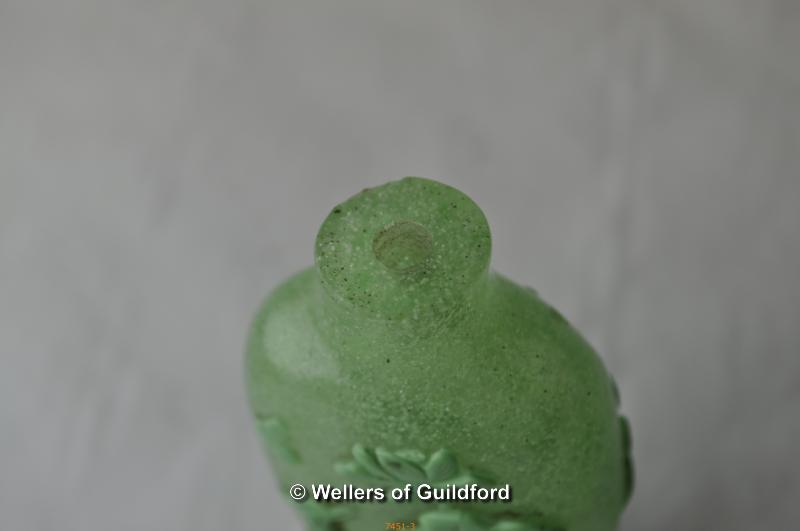 A Chinese green glass snuff bottle moulded with heron, birds and lotus flower. - Image 4 of 5