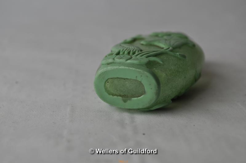 A Chinese green glass snuff bottle moulded with heron, birds and lotus flower. - Image 3 of 5