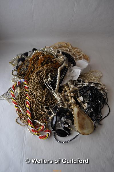 A quantity of costume jewellery including beads, bangles, brooches, necklaces, etc. - Image 3 of 4