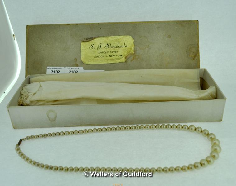 *Single strand vintage pearl necklace (Lot subject to VAT) - Image 3 of 3