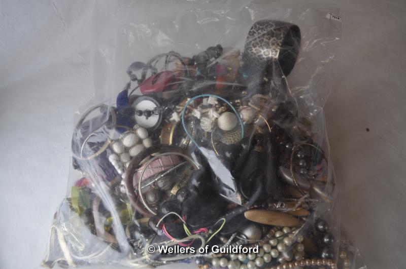 Sealed bag of costume jewellery