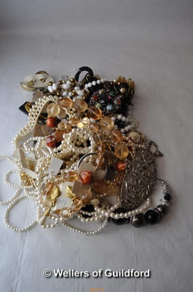 A quantity of costume jewellery including beads, bangles, brooches, necklaces, etc. - Image 4 of 4