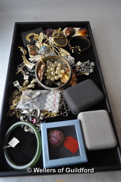 A quantity of costume jewellery including beads, bangles, brooches, necklaces, etc. - Image 2 of 4