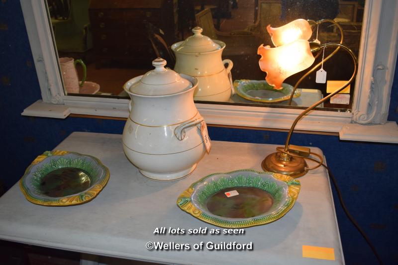 FOUR MIXED ITEMS INCLUDING A PAIR OF MATCHING MAJOLICA DISHES AND A BRASS DESK LAMP
