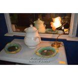 FOUR MIXED ITEMS INCLUDING A PAIR OF MATCHING MAJOLICA DISHES AND A BRASS DESK LAMP