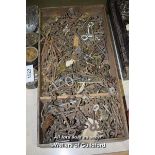 LARGE TRAY OF MIXED KEYS