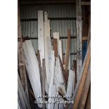 LARGE QUANTITY OF MIXED SKIRTING AND ARCHITRAVE