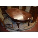 1920S MAHOGANY OVAL EXTENDING DINING TABLE WITH TWO EXTRA LEAVES, GADROONED EDGE AND RAISED ON