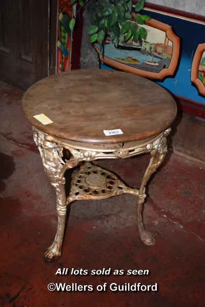 VINTAGE ROUND WOODEN PUB TABLE TOP ON GILT CAST IRON BASE WITH CLAW FEET, 63CM DIAMETER, 75CM HIGH