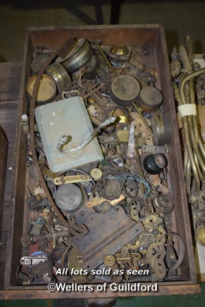 LARGE DRAWER OF MIXED DOOR FURNITURE TO INCLUDED BRASS DOOR KNOBS ETC