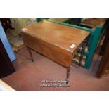 VICTORIAN MAHOGANY PEMBROKE TABLE WITH SINGLE FRIEZE DRAWER ON TURNED LEGS