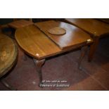 EDWARDIAN OAK EXTENDING DINING TABLE ON CABRIOLE LEGS