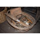 WICKER BASKET INCLUDING HORSE STIRRUPS