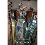 GOLF BAG CONTAINING MIXED VINTAGE GOLF CLUBS