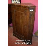 GEORGE II OAK HANGING CORNER CABINET, PANELLED DOORS ENCLOSING SHAPED SHELVES, 113CM HIGH (1619