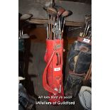 GOLF BAG CONTAINING MIXED VINTAGE GOLF CLUBS