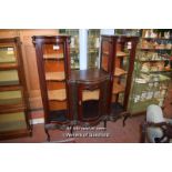 EDWARDIAN MAHOGANY DISPLAY CABINET WITH CENTRAL BOWED GLASS DOOR FLANKED BY FURTHER BOWED GLASS