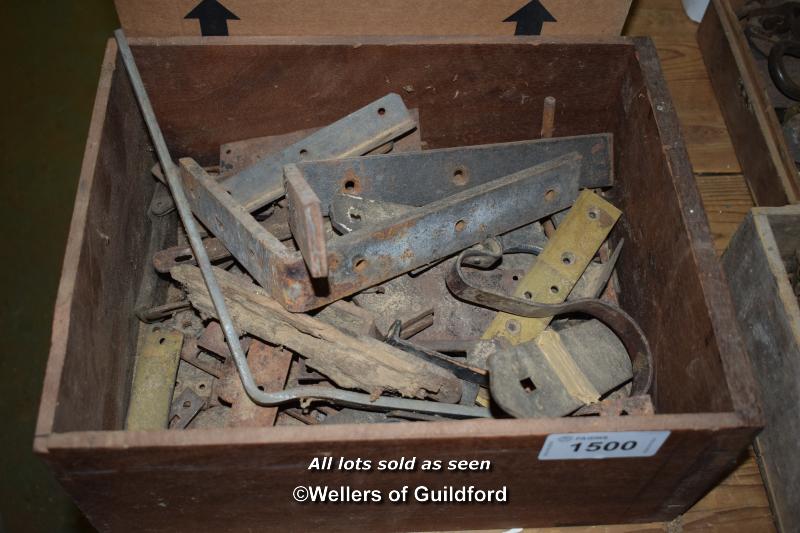 BOX OF MIXED DOOR FURNITURE TO INCLUDE STRAP HINGES ETC