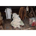 LARGE COLLECTION OF VINTAGE CLOTHING INCLUDING FUR