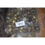 BAG OF MIXED FURNITURE KNOBS