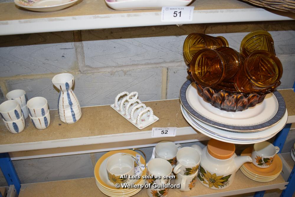 *SHELF OF GLASSWARE, PORCELAIN WARE AND COLLECTABLES