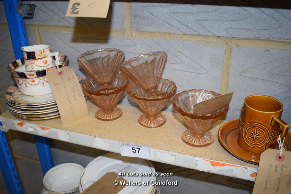 *SHELF OF GLASSWARE, PORCELAIN WARE AND COLLECTABLES