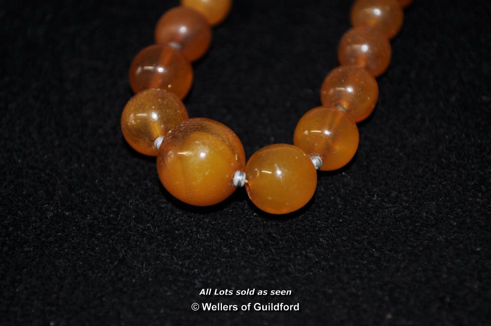 A graduated amber bead necklace, approx 41cm. - Image 3 of 6