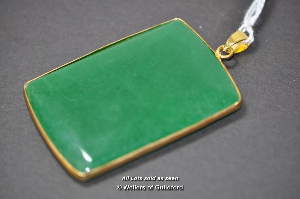 Chinese rectangular jade pendant with yellow metal mounts and suspension loop, 6.75cm overall.